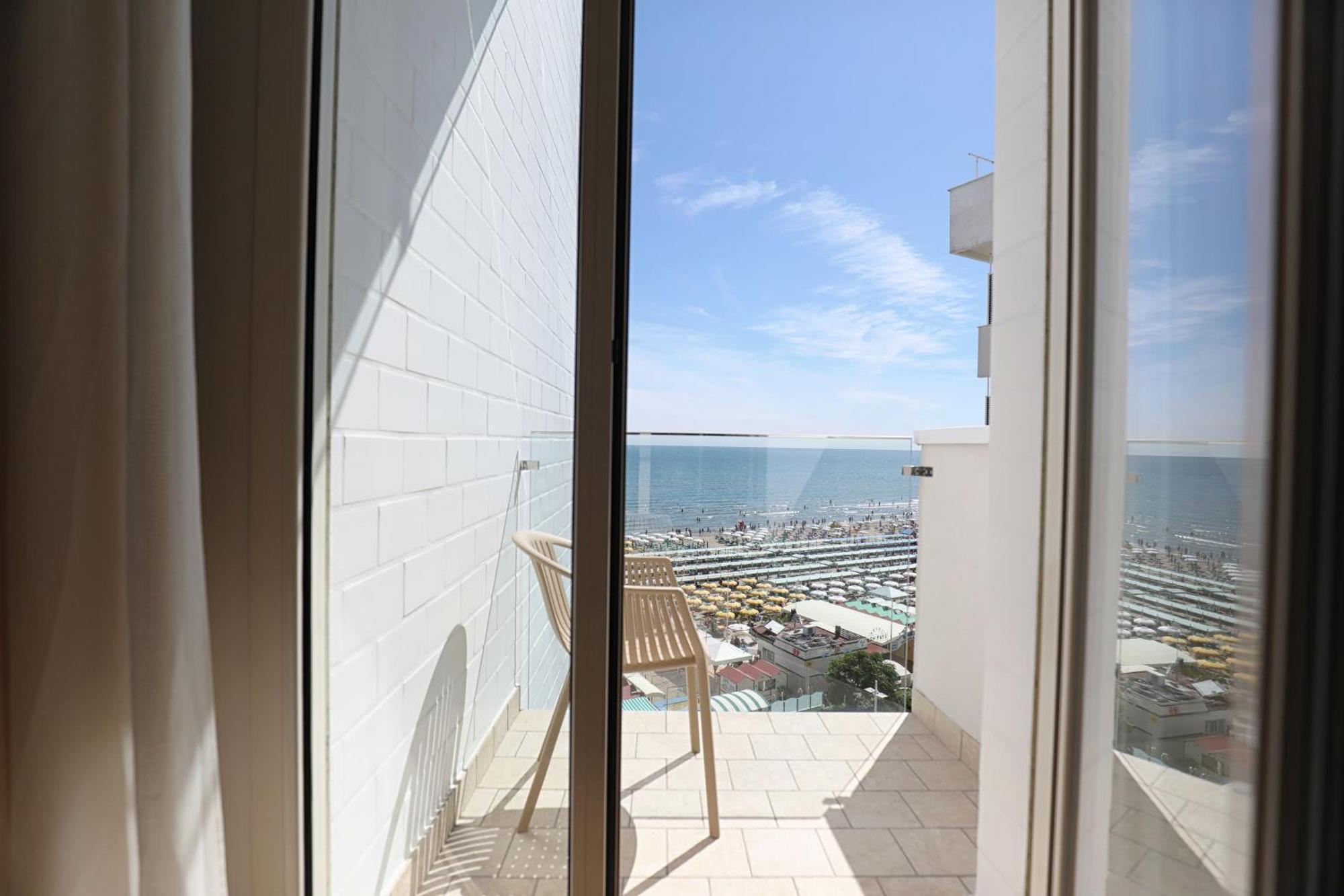 Hotel Daniel'S Fronte Mare Риччоне Екстер'єр фото