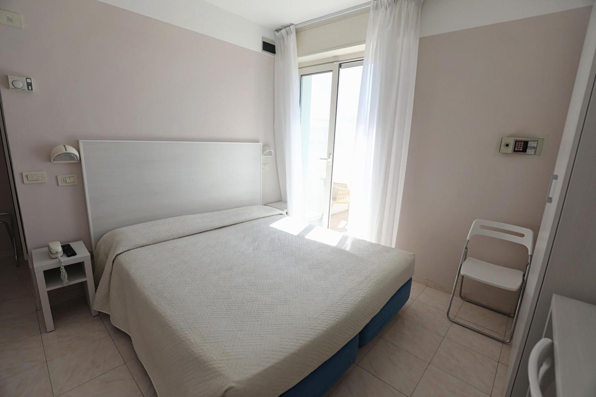 Hotel Daniel'S Fronte Mare Риччоне Екстер'єр фото