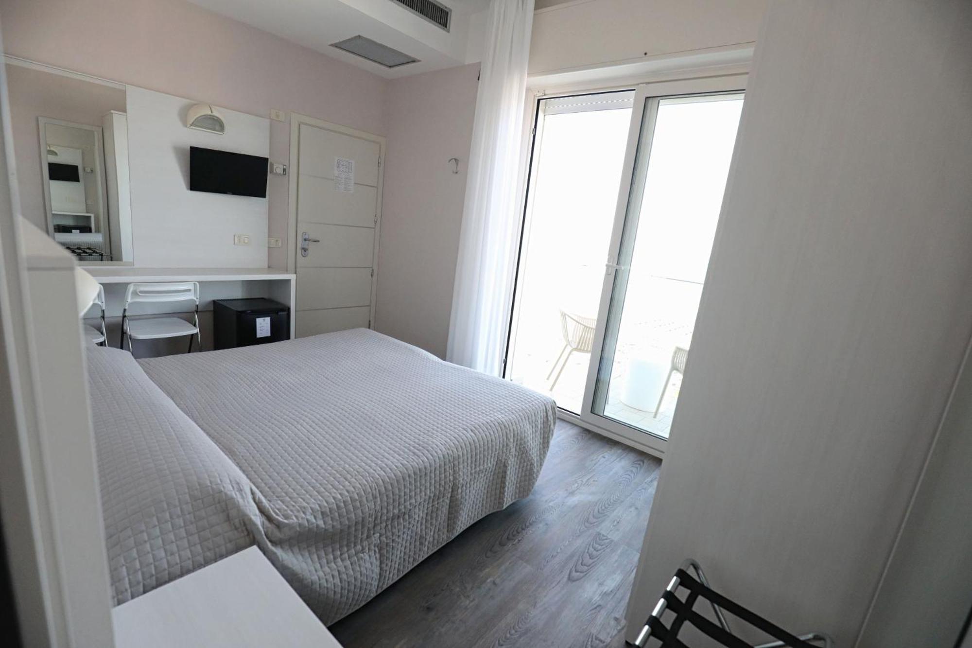 Hotel Daniel'S Fronte Mare Риччоне Екстер'єр фото