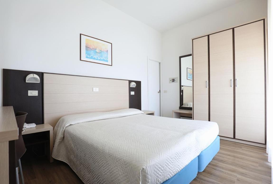 Hotel Daniel'S Fronte Mare Риччоне Екстер'єр фото