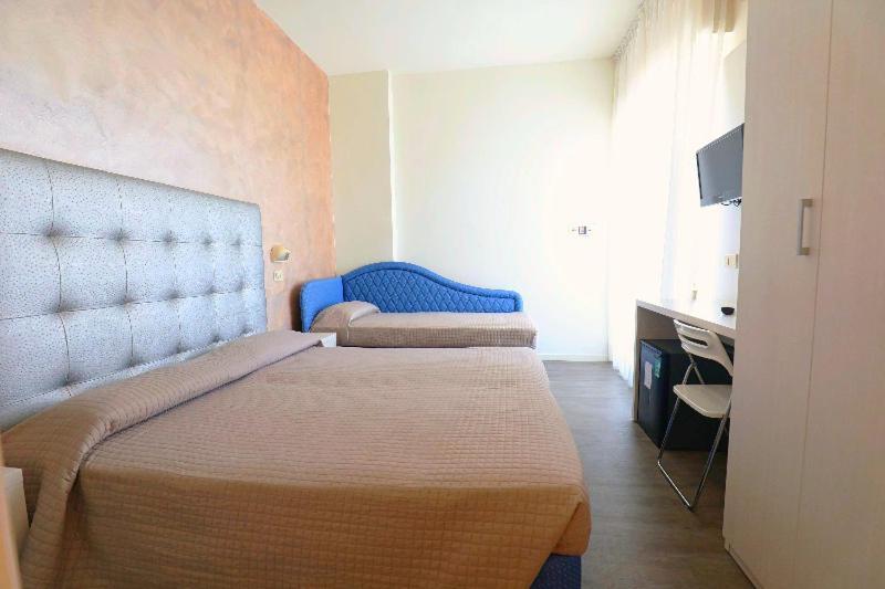 Hotel Daniel'S Fronte Mare Риччоне Екстер'єр фото