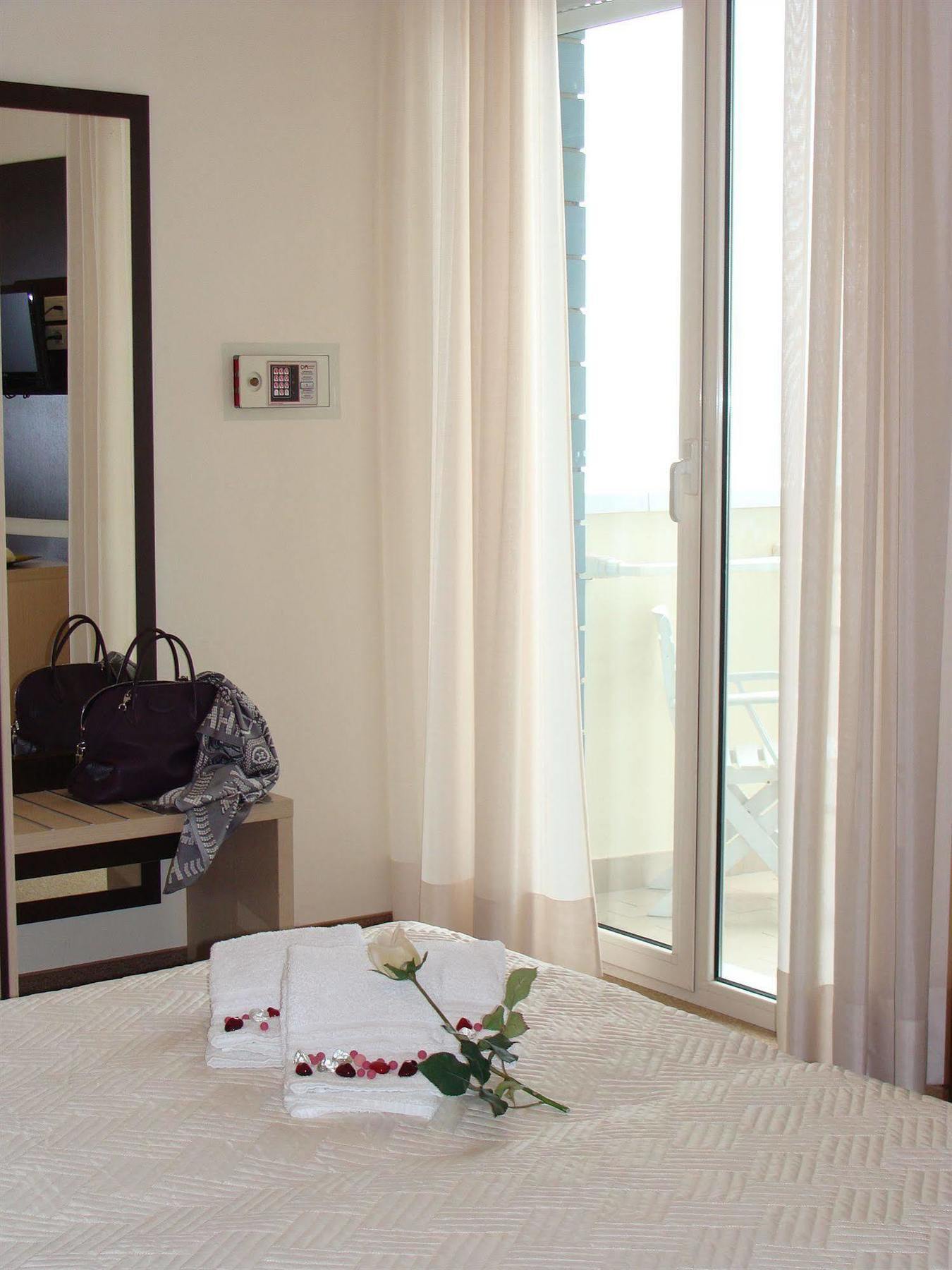 Hotel Daniel'S Fronte Mare Риччоне Екстер'єр фото