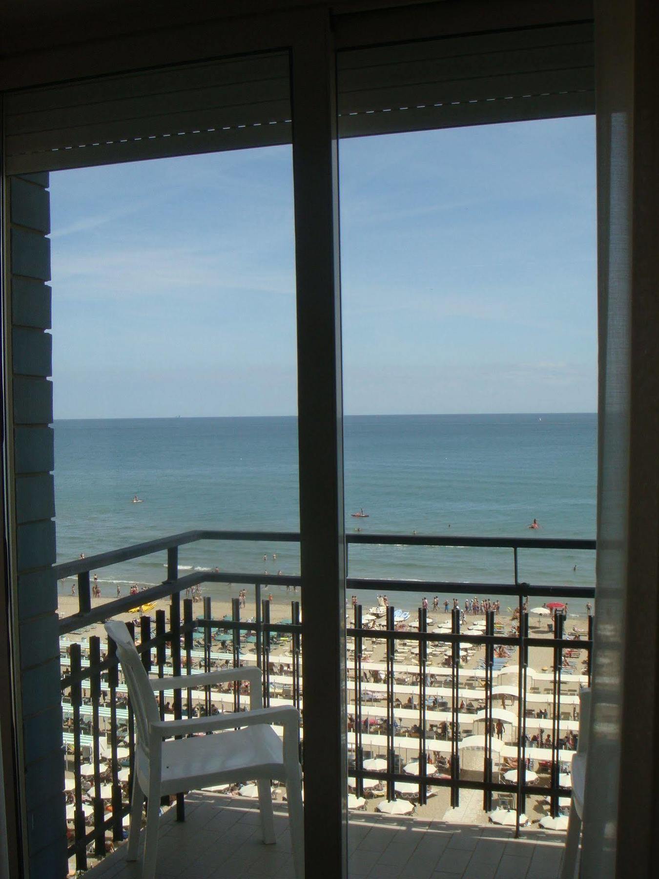 Hotel Daniel'S Fronte Mare Риччоне Екстер'єр фото