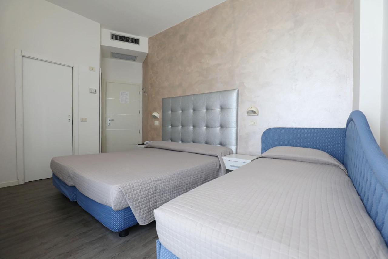 Hotel Daniel'S Fronte Mare Риччоне Екстер'єр фото