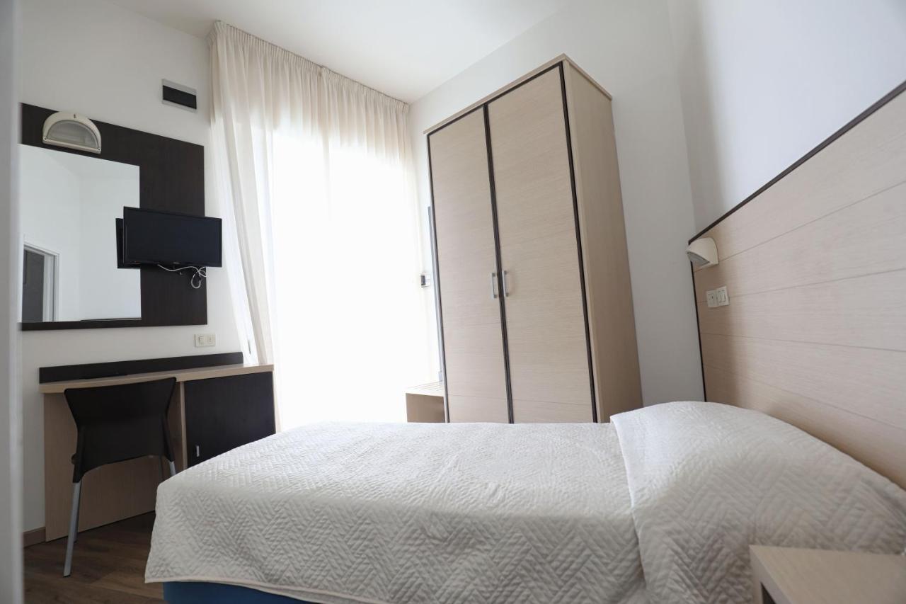 Hotel Daniel'S Fronte Mare Риччоне Екстер'єр фото